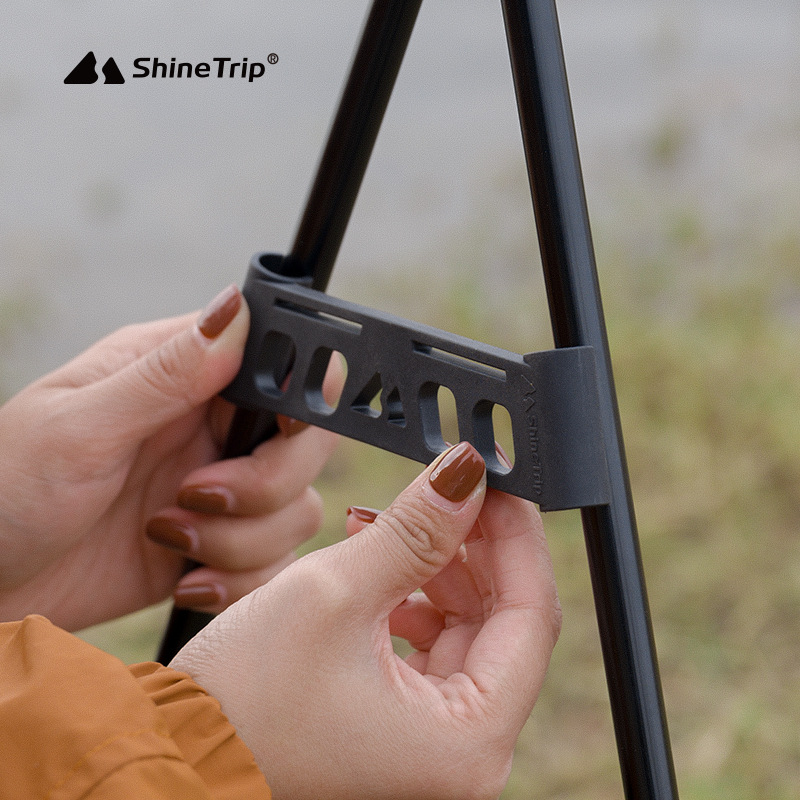 Camping Cooking Utensil Holder - Shine Trip Outdoor Camping ชั้นวางสามเหลี่ยมด้านข้างหัวเข็มขัดมัลติฟังก์ชั่นบนโต๊ะอาหาร Rack